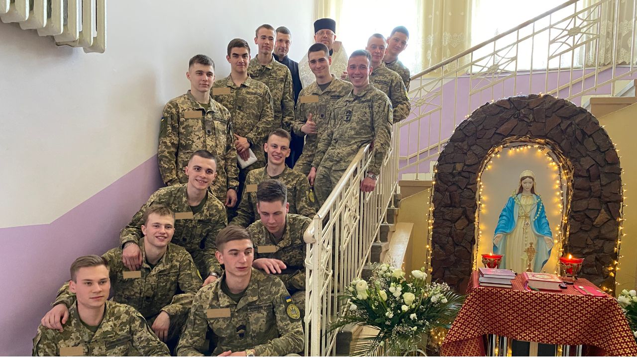 "Под защитой неба и земных ангелов": во Львове курсанты ВСУ стали крестными для сирот из Луганщины