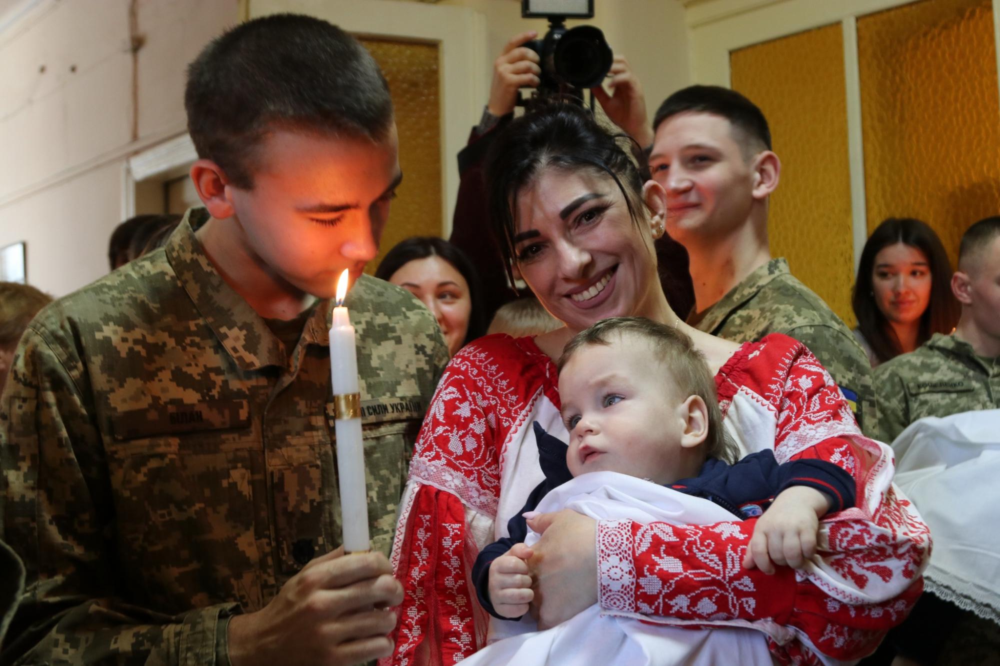 "Под защитой неба и земных ангелов": во Львове курсанты ВСУ стали крестными для сирот из Луганщины