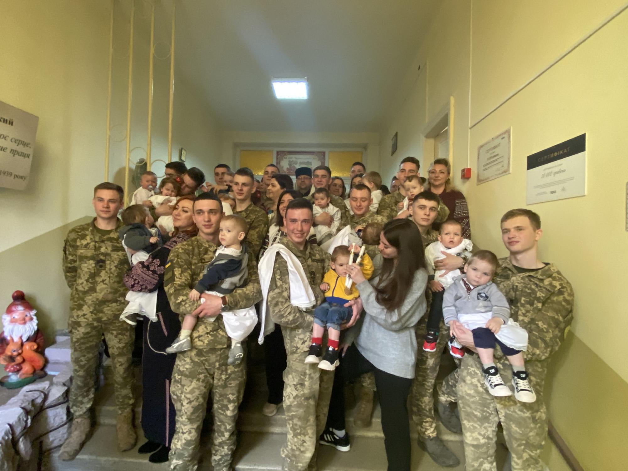 "Под защитой неба и земных ангелов": во Львове курсанты ВСУ стали крестными для сирот из Луганщины