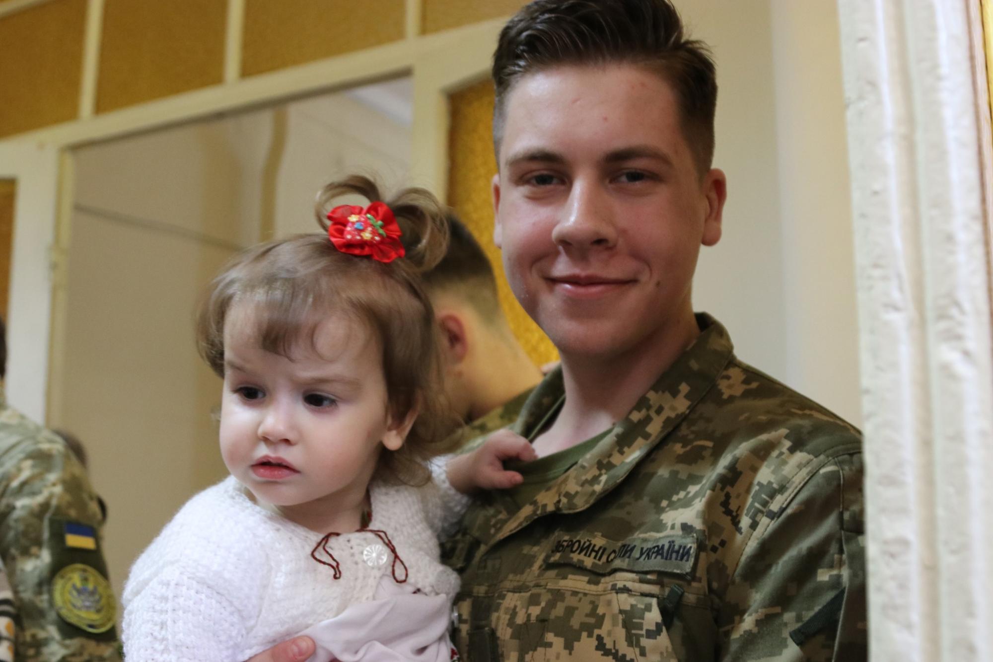 "Под защитой неба и земных ангелов": во Львове курсанты ВСУ стали крестными для сирот из Луганщины