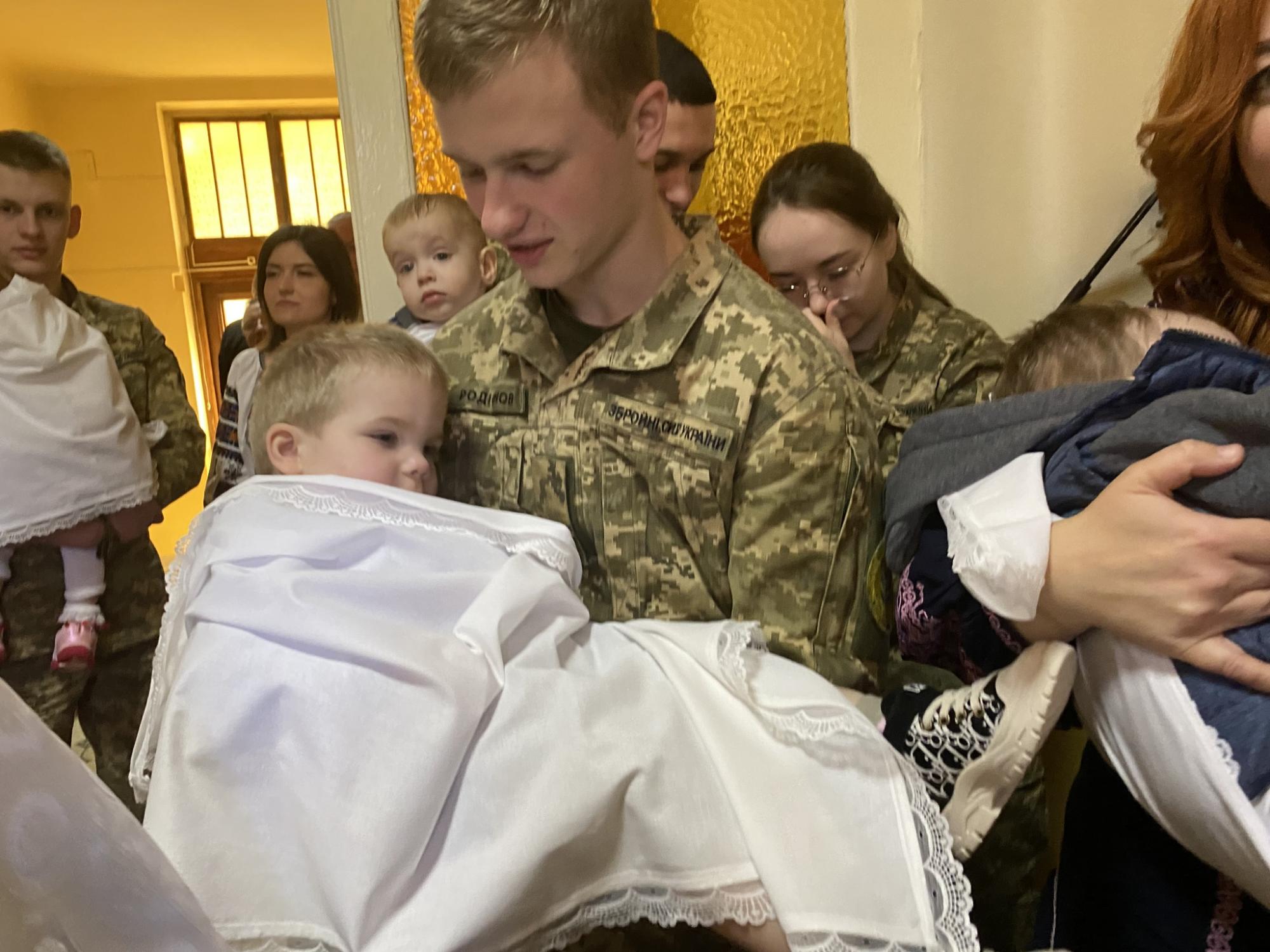 "Под защитой неба и земных ангелов": во Львове курсанты ВСУ стали крестными для сирот из Луганщины