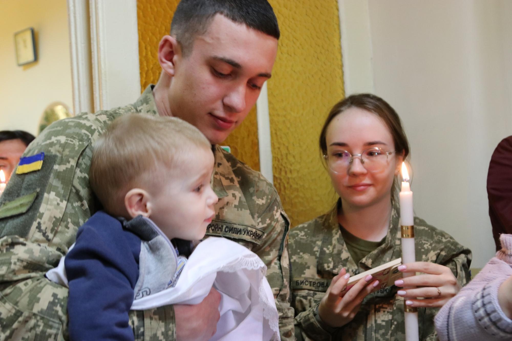 "Под защитой неба и земных ангелов": во Львове курсанты ВСУ стали крестными для сирот из Луганщины