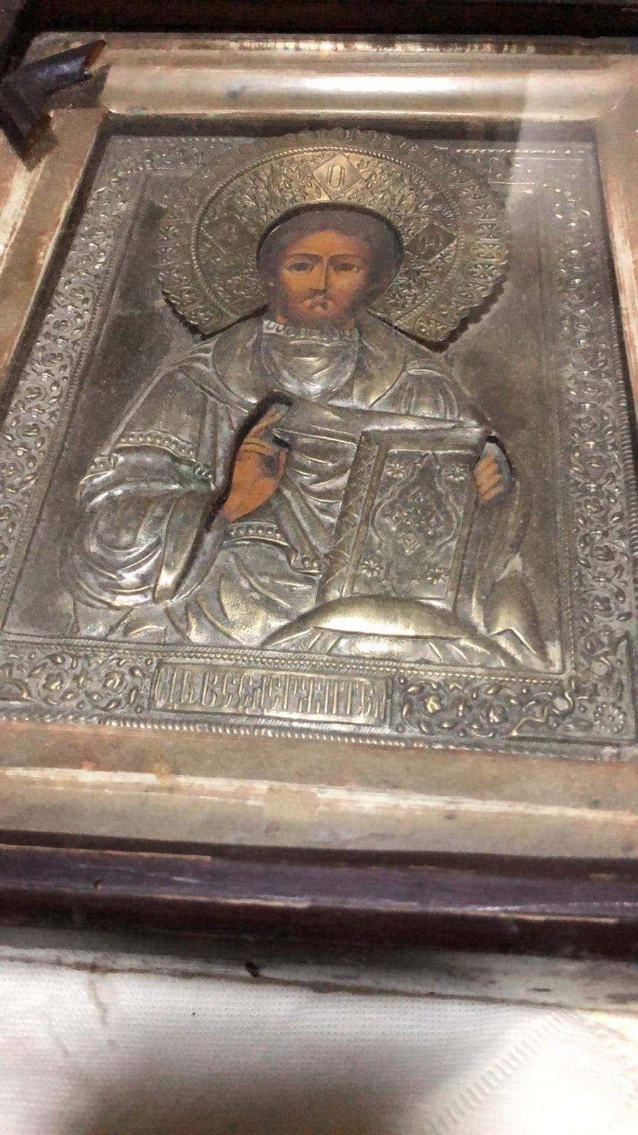 Військові знайшли під завалами у Бахмуті дивовижні старовинні ікони (фото)