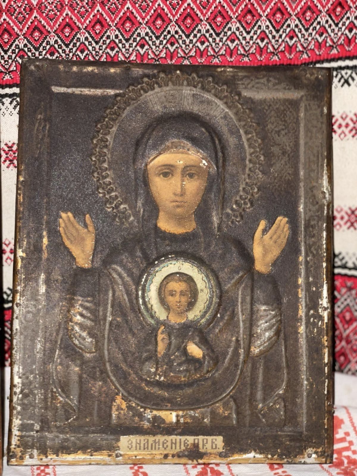 Військові знайшли під завалами у Бахмуті дивовижні старовинні ікони (фото)