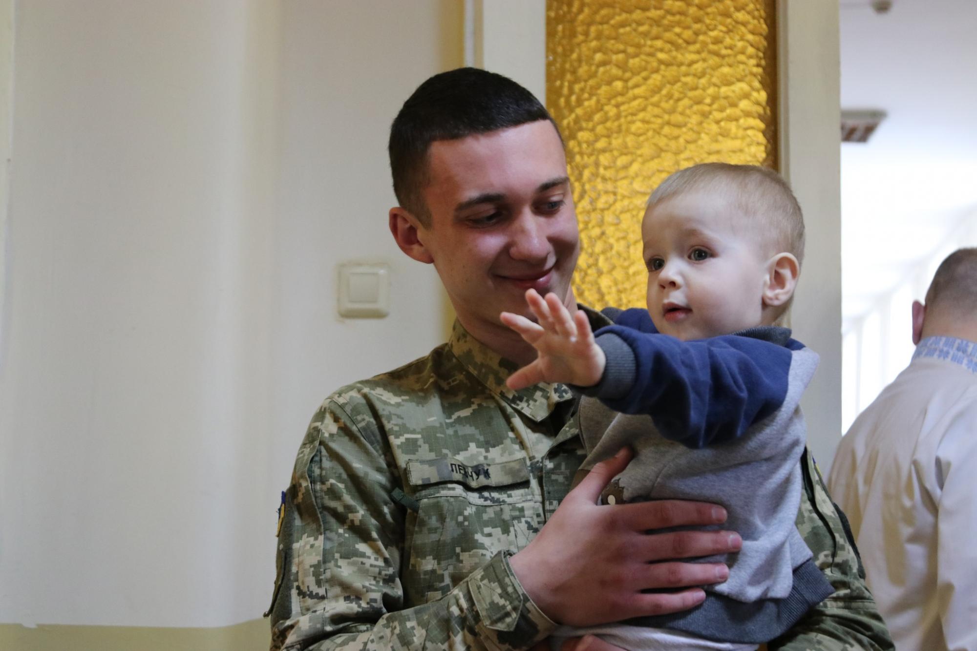 "Под защитой неба и земных ангелов": во Львове курсанты ВСУ стали крестными для сирот из Луганщины