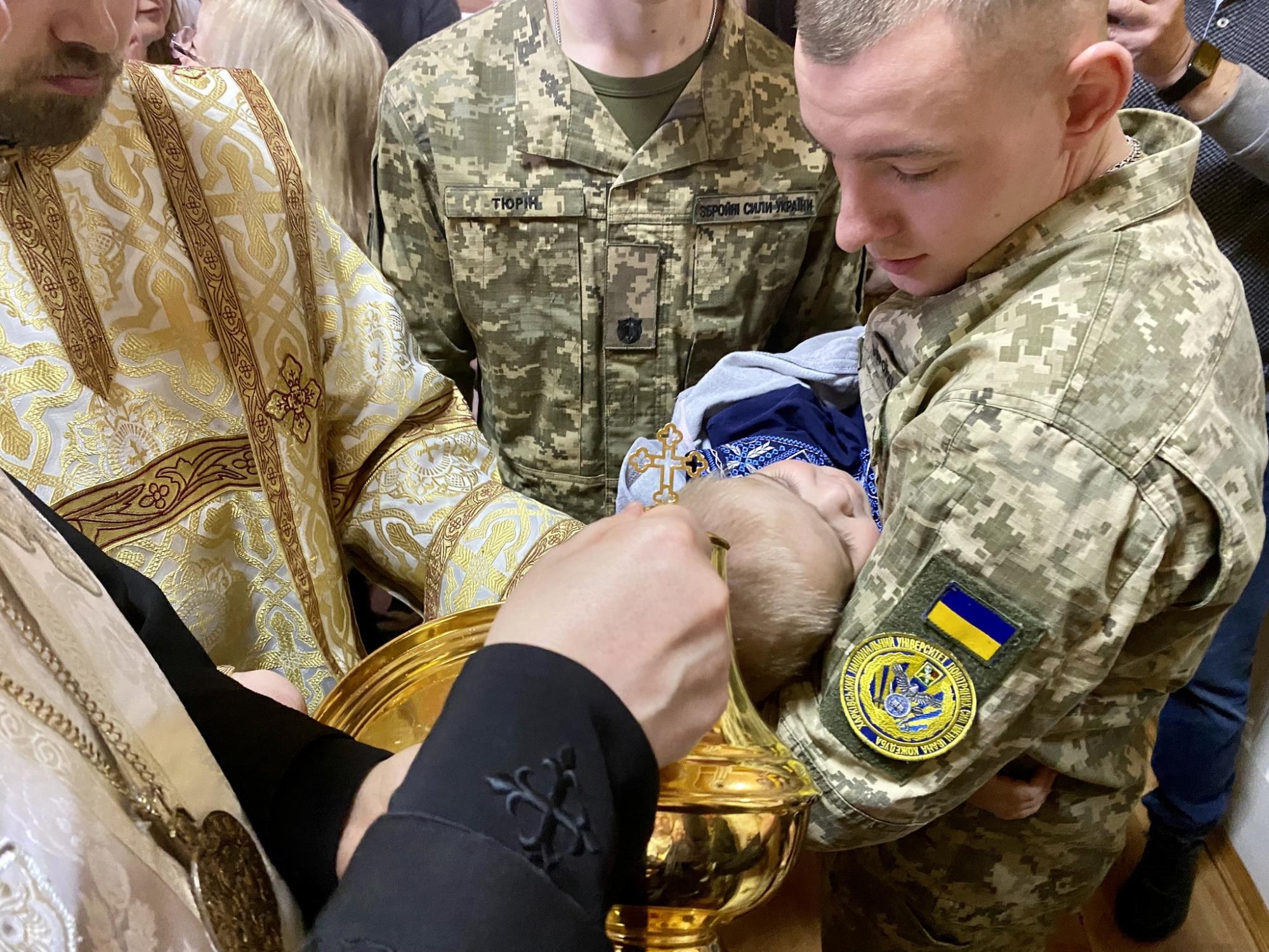 "Под защитой неба и земных ангелов": во Львове курсанты ВСУ стали крестными для сирот из Луганщины