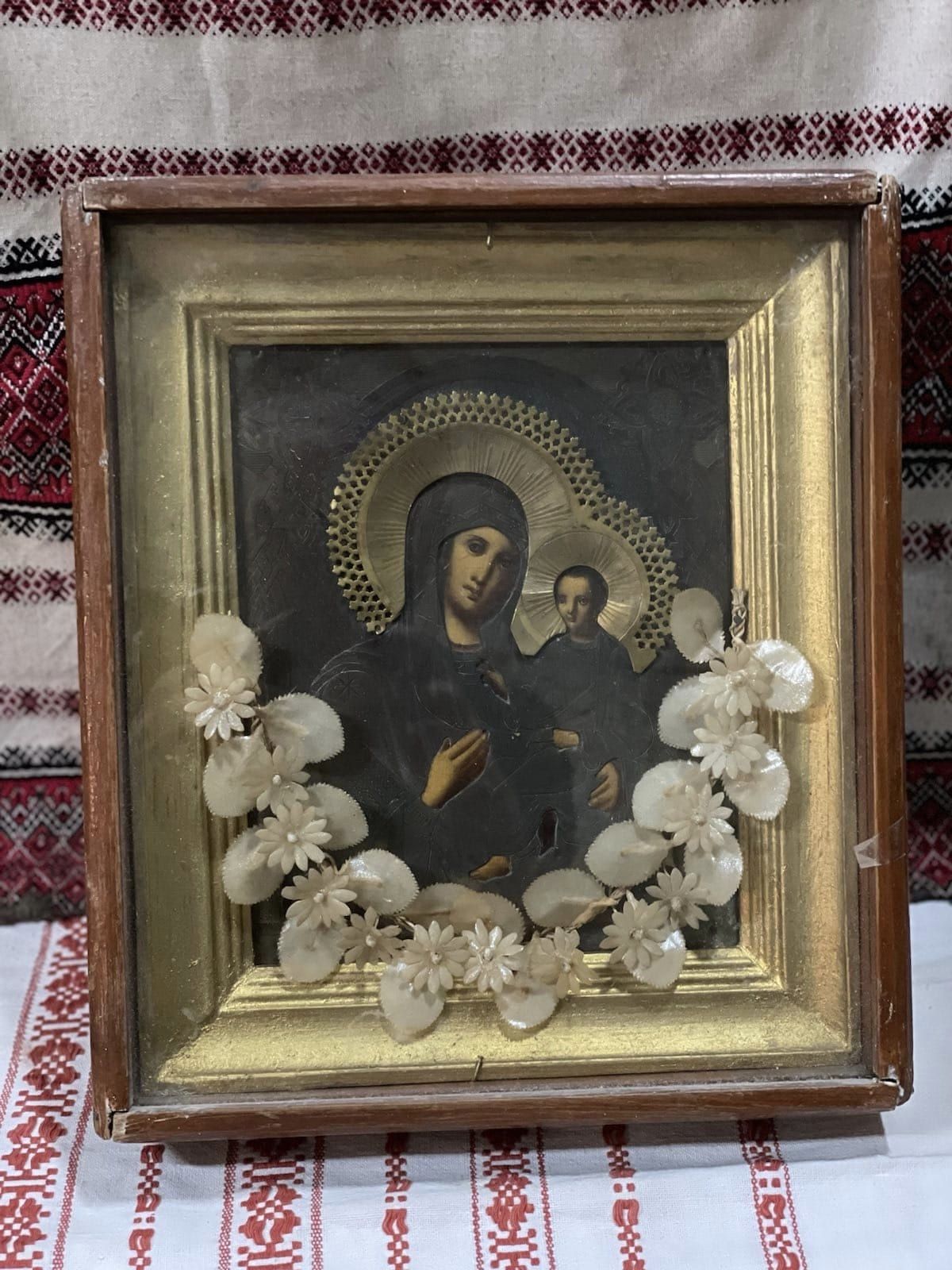 Військові знайшли під завалами у Бахмуті дивовижні старовинні ікони (фото)