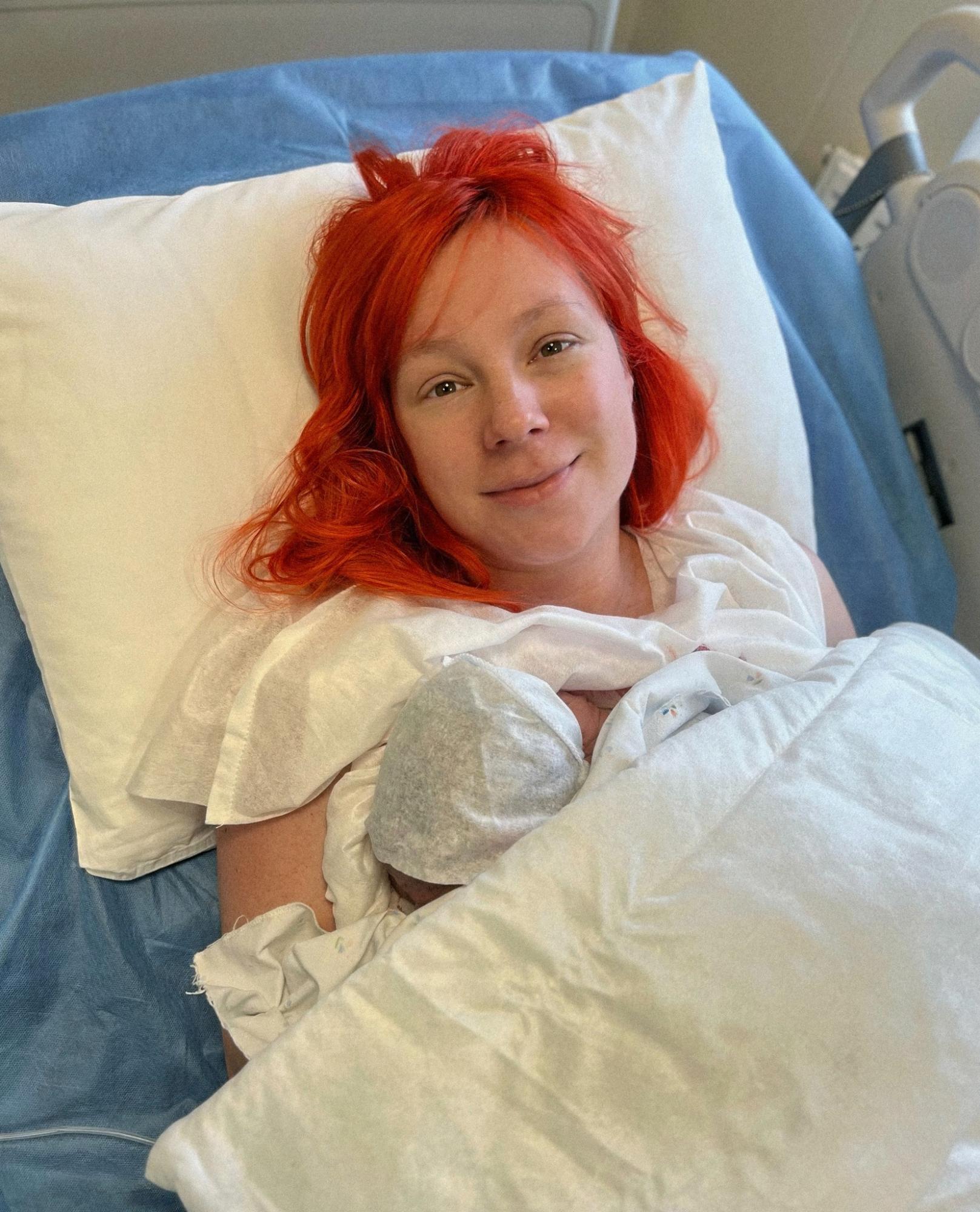 Світлана Тарабарова втретє стала мамою: зірка захопила фото з донечкою з пологового будинку