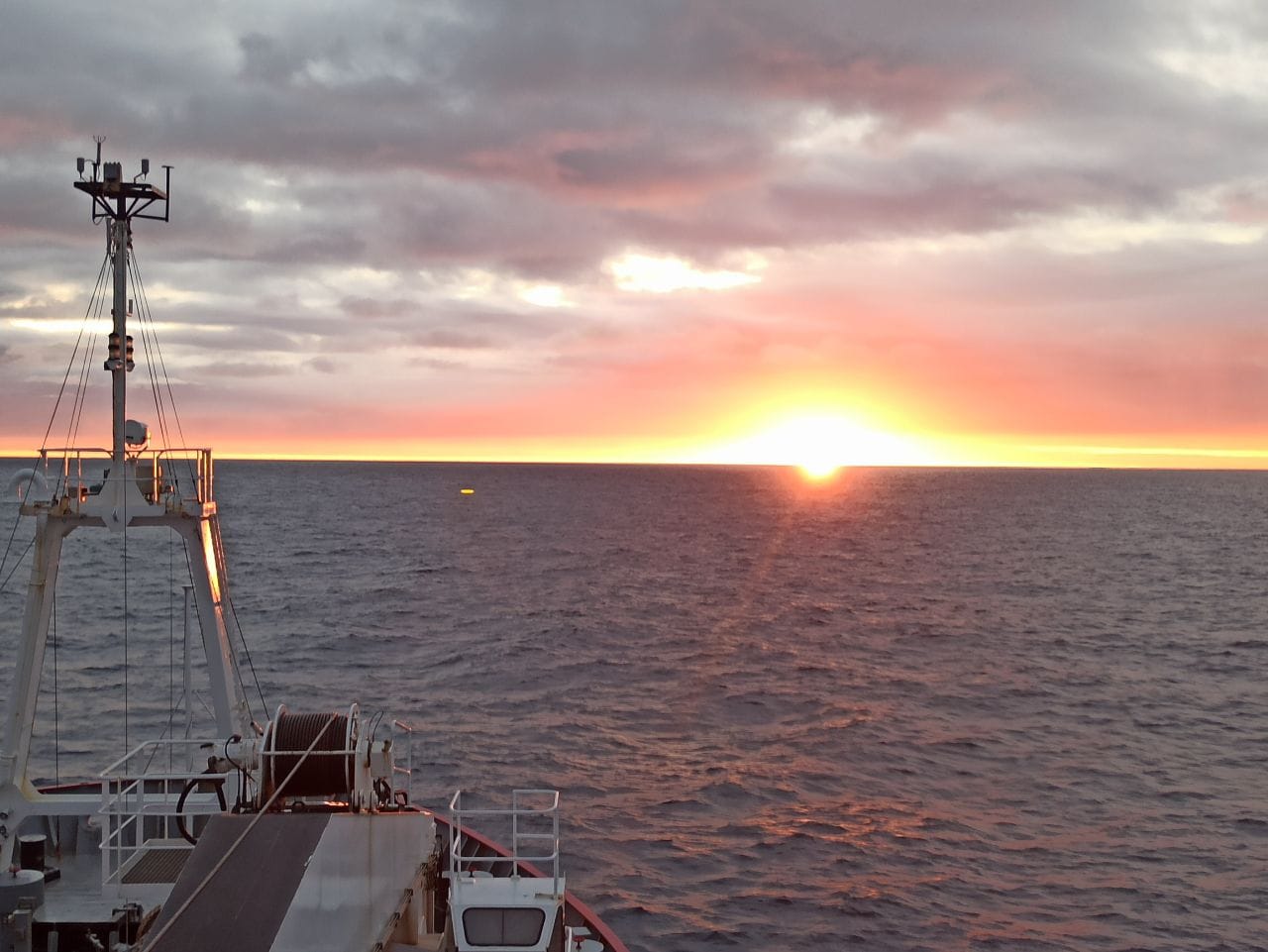 Українські полярники показали знімки з експедиції на криголамі: дивіться фантастичні фото