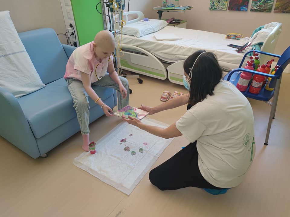 Онкобольная 11-летняя Маша рисует и продает картины, чтобы помочь ВСУ: чувственная история