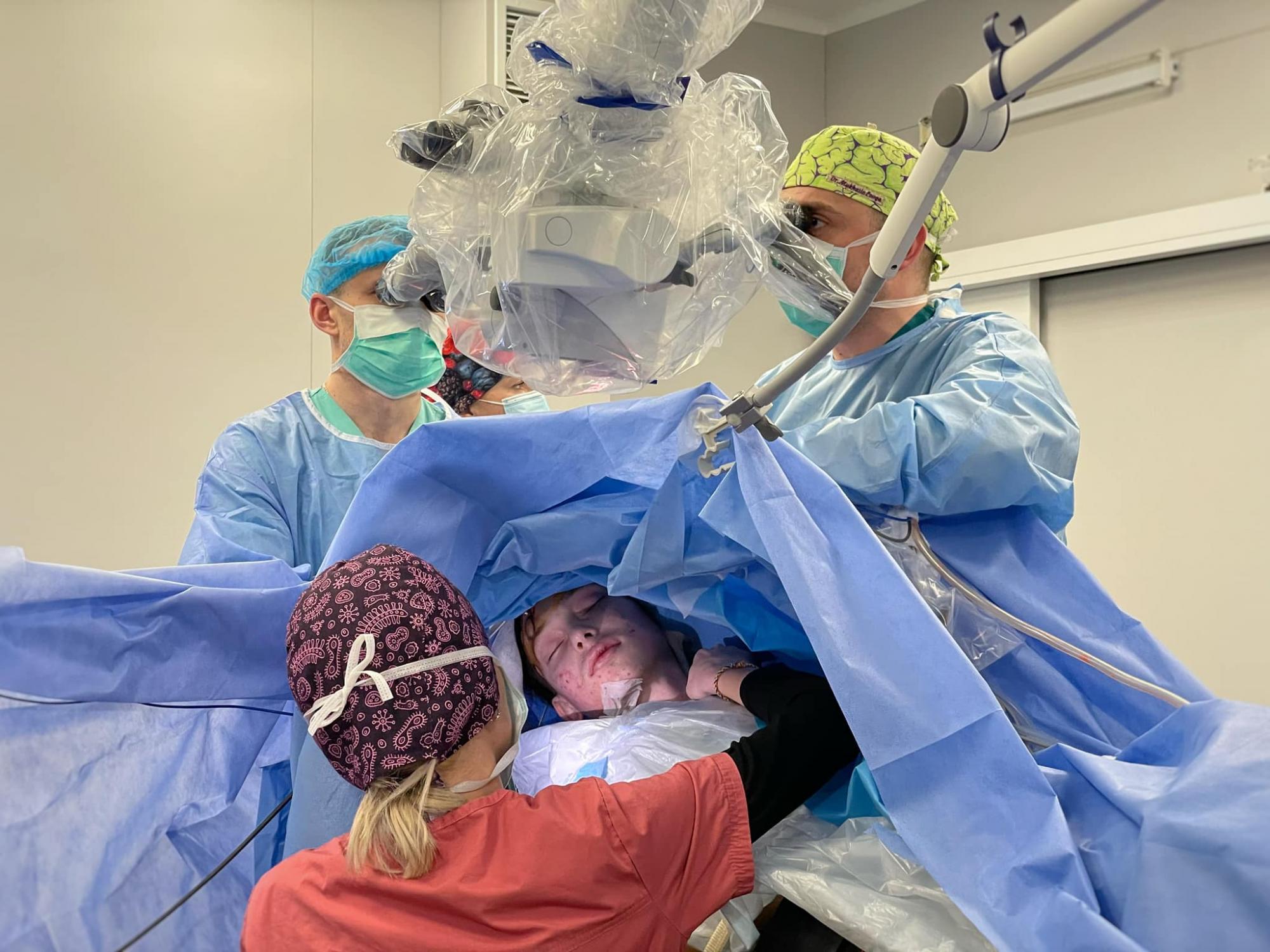 Ребенок говорил во время вмешательства: в Украине впервые провели операцию на мозге с пробуждением