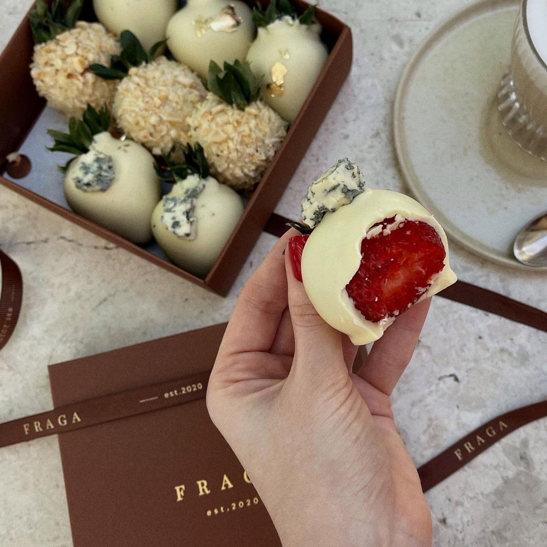 Бізнес на полуниці в шоколаді. Як 26-річна одеситка під обстрілами радує українців смаколиками