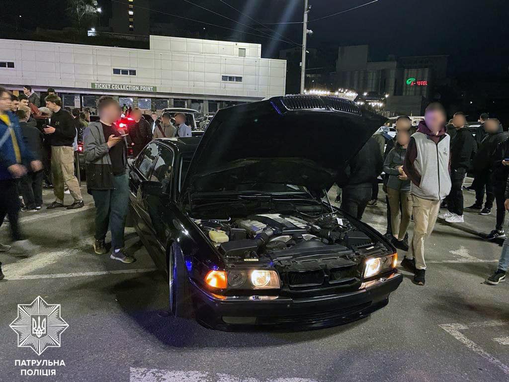 У Києві повістки роздали на нічних зборах дрифтерів: "запросили" форсажників до військкомату