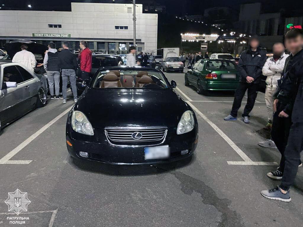 У Києві повістки роздали на нічних зборах дрифтерів: "запросили" форсажників до військкомату