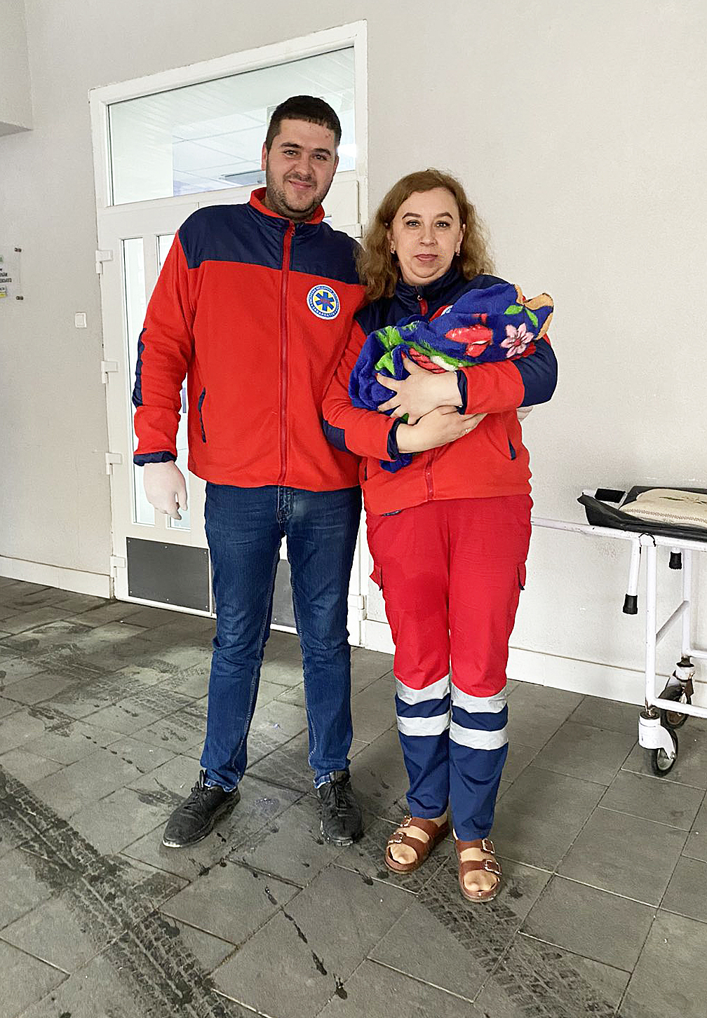 Екстремальні пологи в машині швидкої: на Закарпатті жінка народила п'яту дитину просто в дорозі