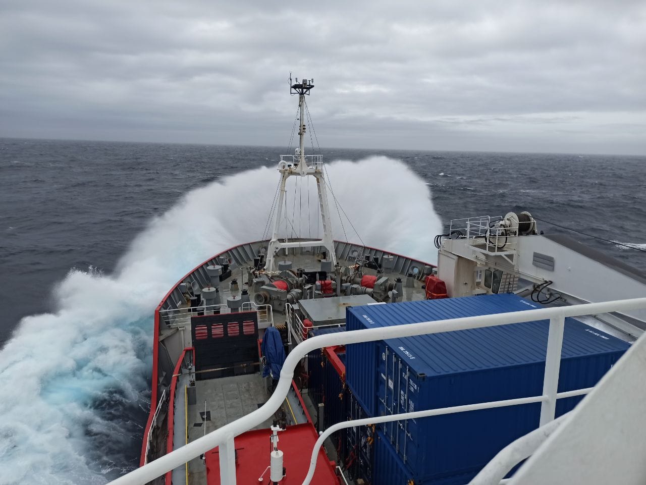 Українські полярники показали знімки з експедиції на криголамі: дивіться фантастичні фото