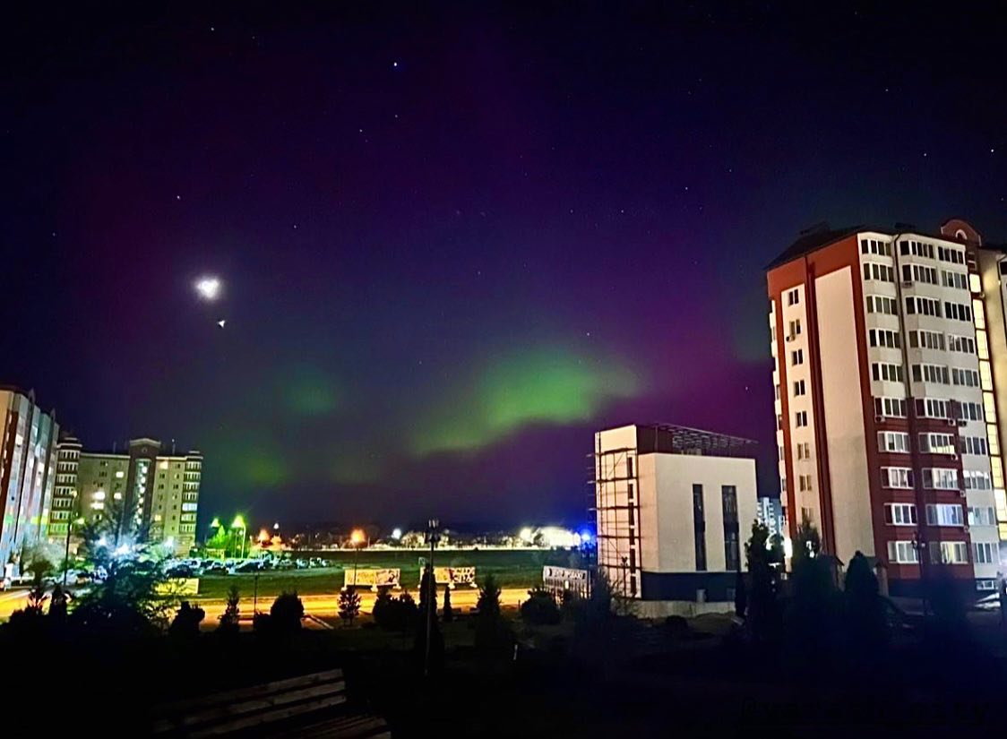 Украинцы наблюдали необычное полярное сияние: красочные фото странных аврор
