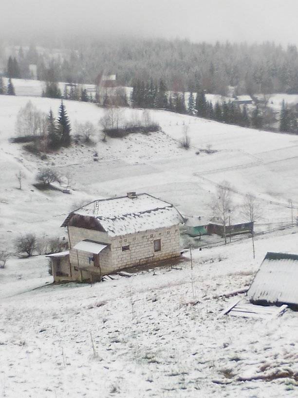 Українське село засипало снігом у розпал весни: фото аномального явища