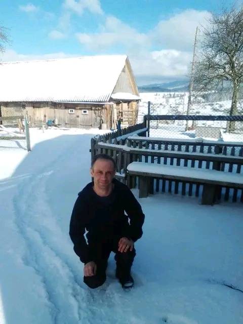 Українське село засипало снігом у розпал весни: фото аномального явища