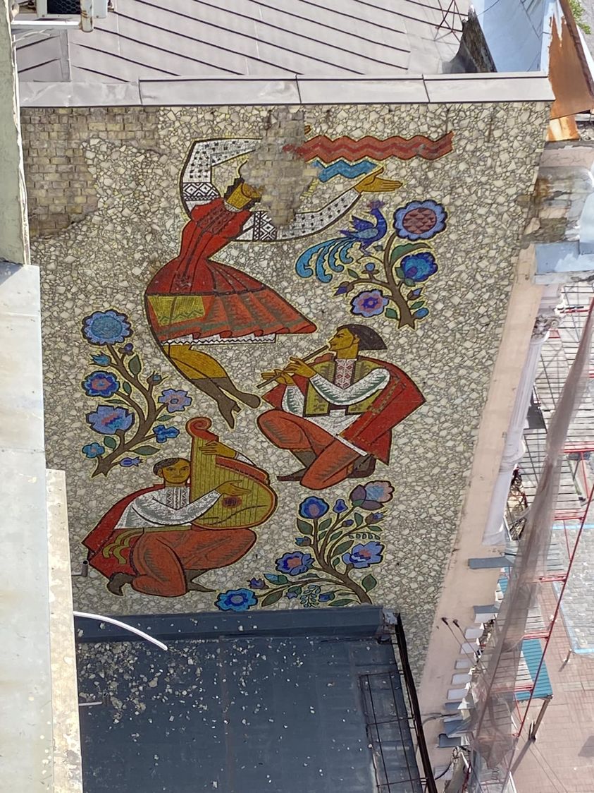 В Киеве рушится ценная мозаика 60-х годов, потому что владелец дома не дал разрешения на реставрацию