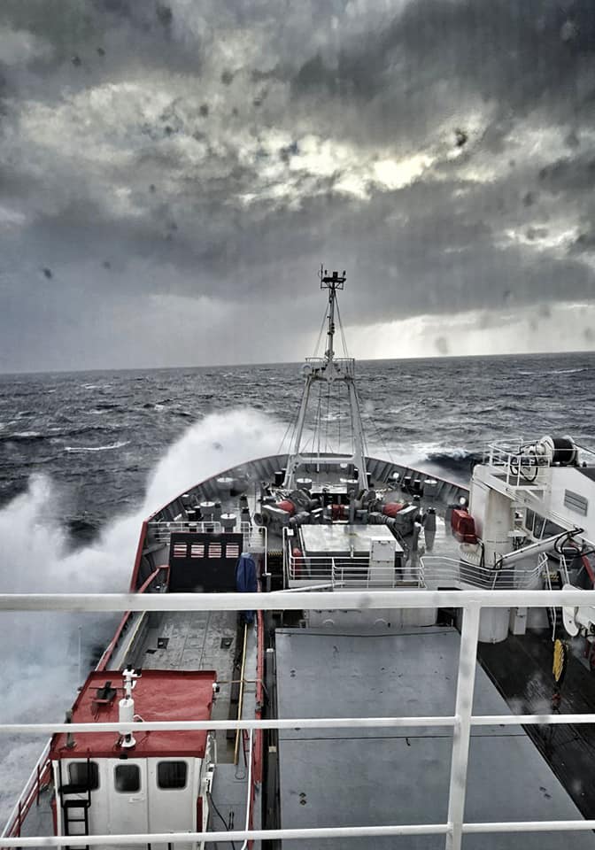 Українські полярники показали знімки з експедиції на криголамі: дивіться фантастичні фото