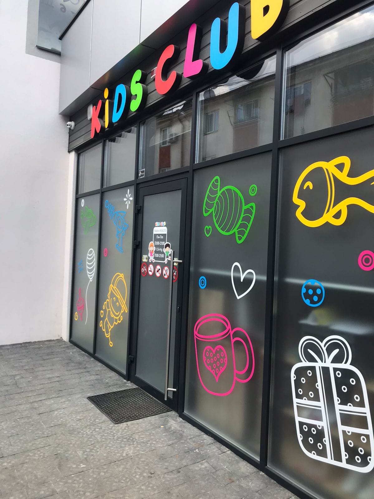 Девочку в инвалидной коляске не впустили в детский развлекательный центр: во Ужгороде разгорается скандал