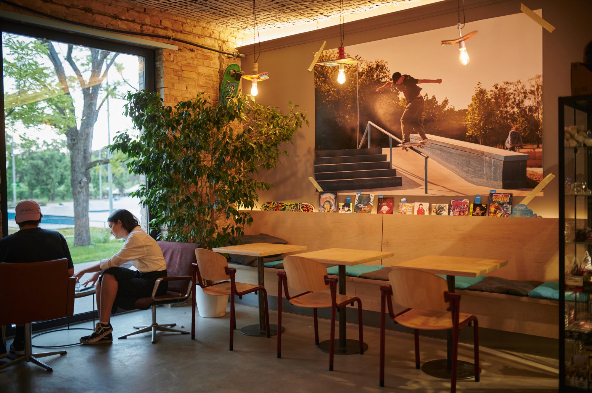 5 затишних локацій на ВДНГ, де можна насолодитися читанням і порекласувати