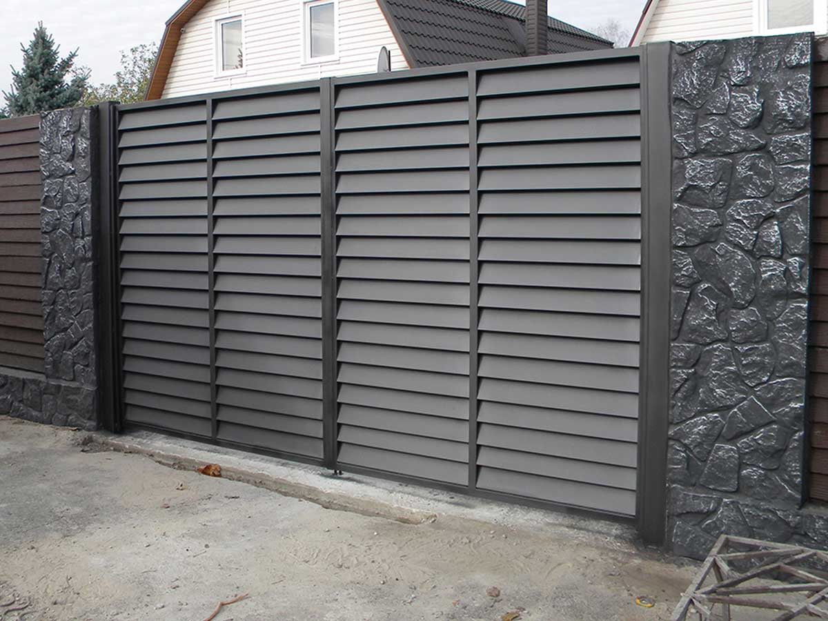 Ворота жалюзі — відмінна в'їзна система від компанії «Viking Металоконструкції»