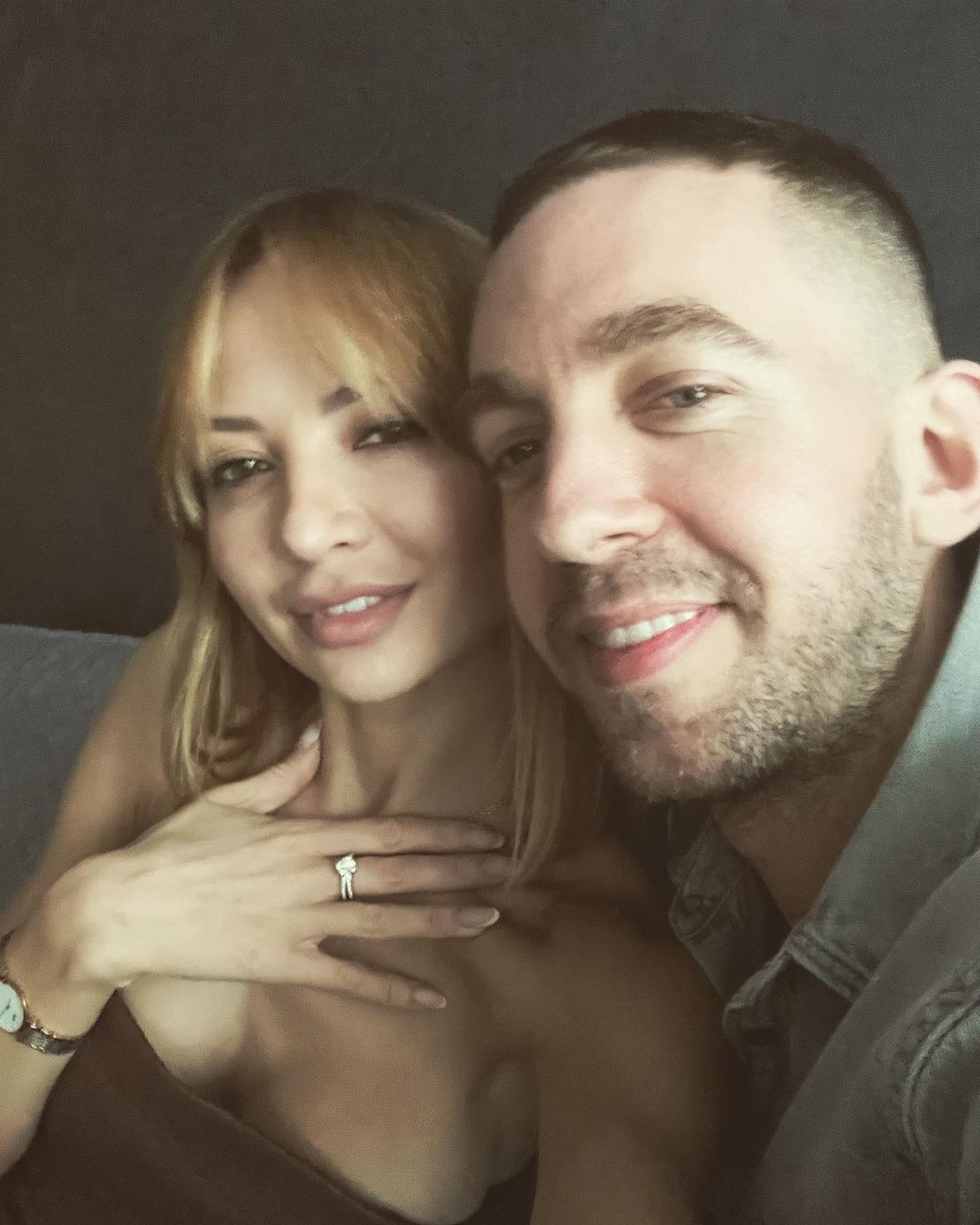 Зірка "Жіночого кварталу" виходить заміж за іноземця: фото з каблучкою