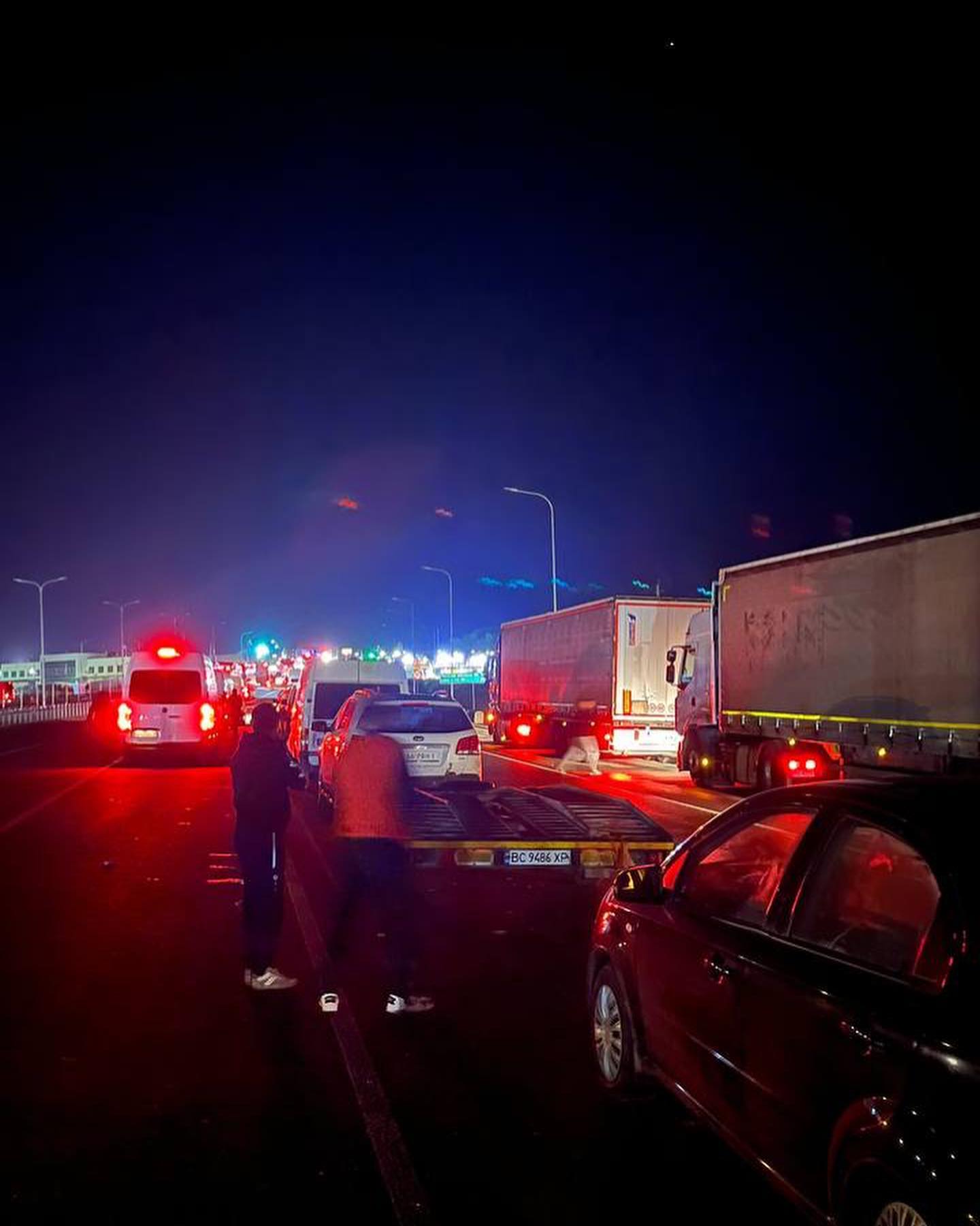 "Для них війни немає". Водії заблокували на кордоні волонтерів, які везли машини для ЗСУ: відео скандалу