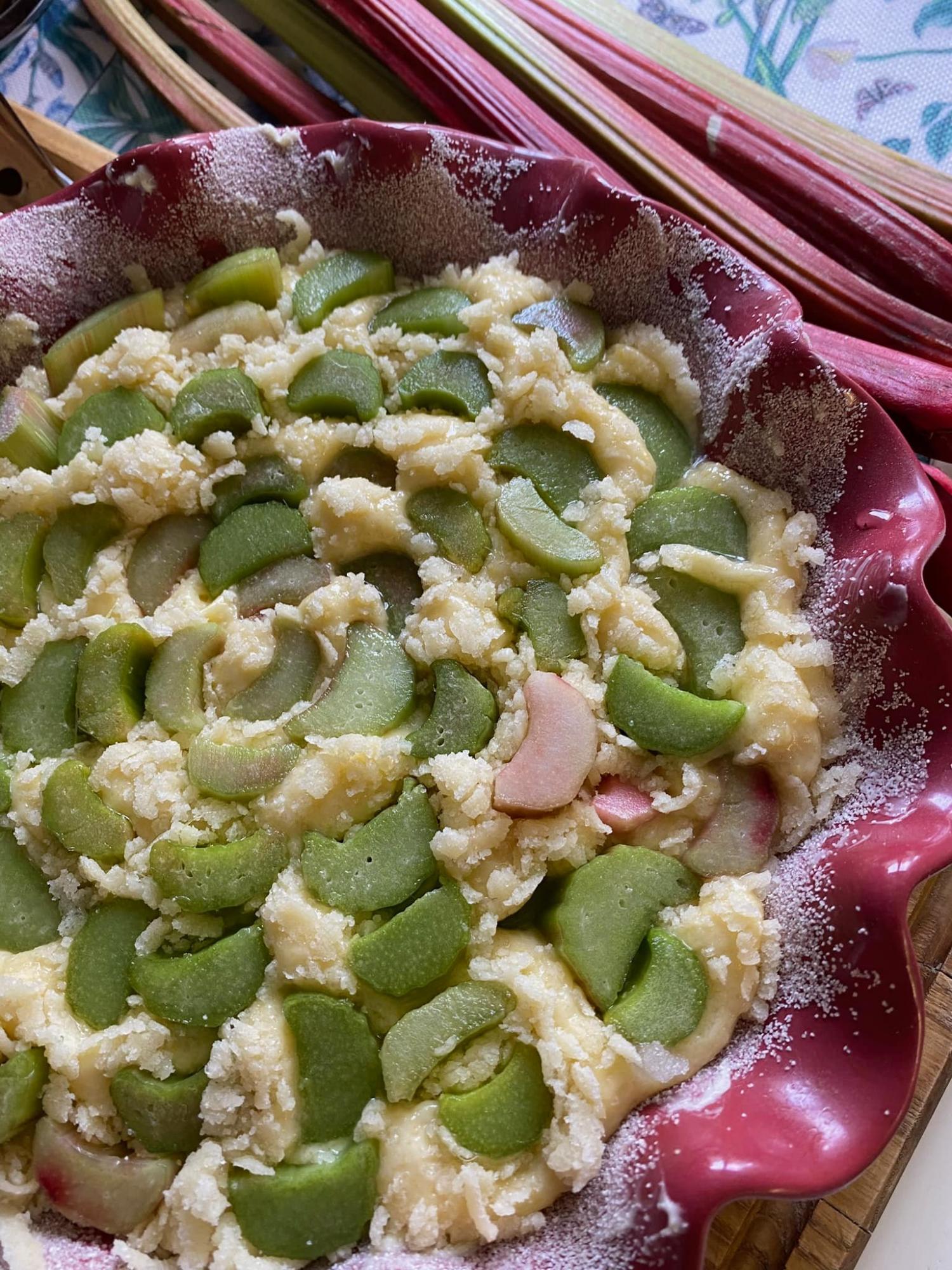 С хрустящим песочным тестом и сочной серединкой: рецепт очень вкусного пирога с ревенем