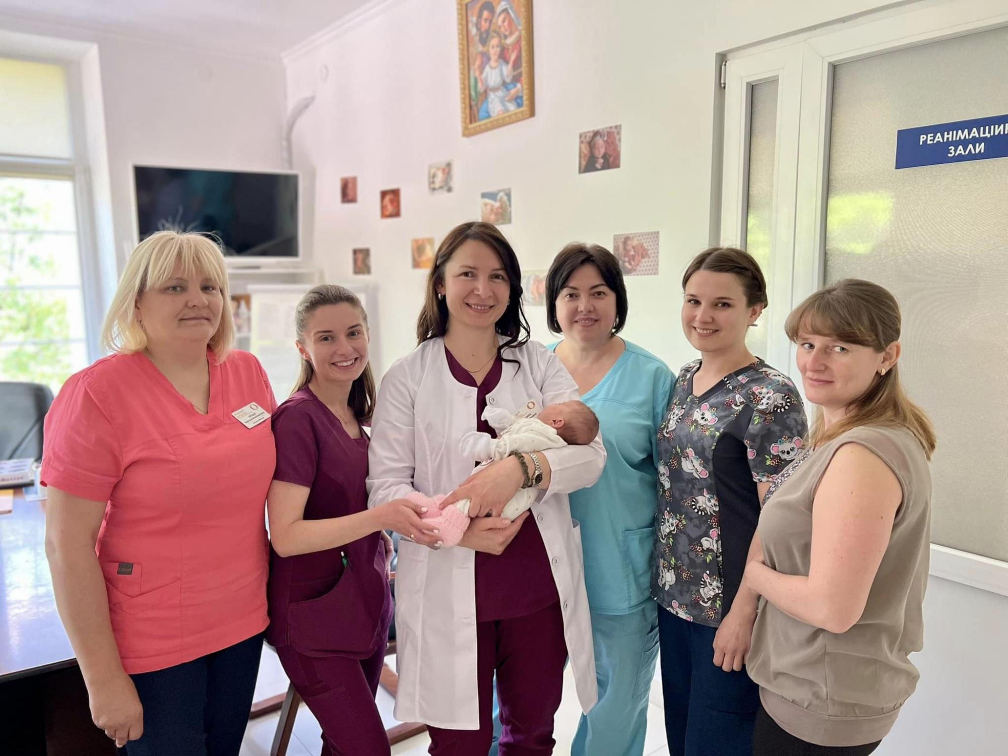 Народилася з вагою 970 грамів: у Львові врятували дівчинку з важкою патологією