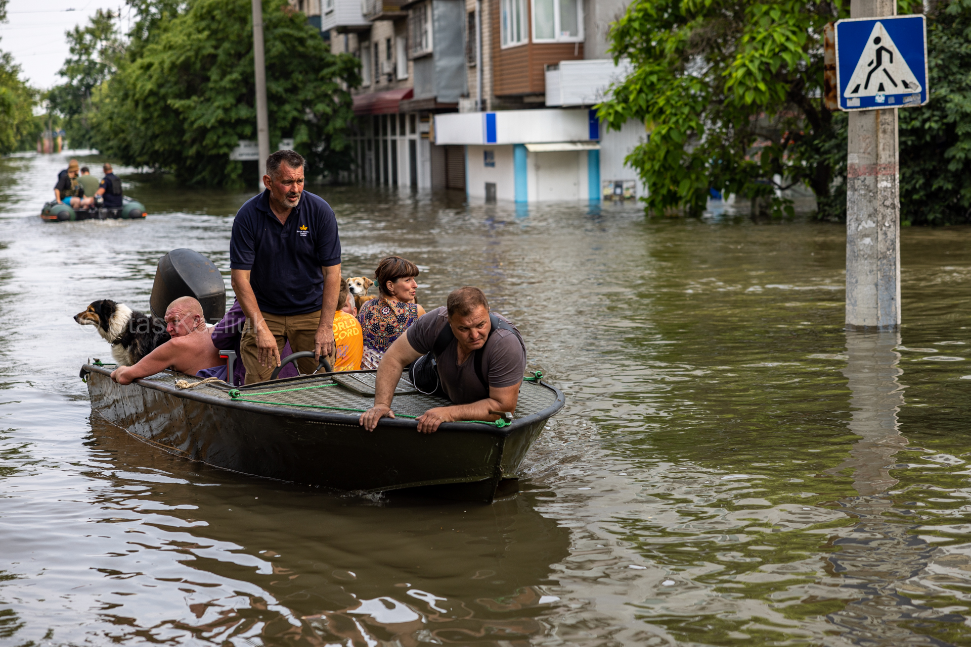 Окупанти кинули людей вмирати. Що відбувається у затоплених містах після підриву Каховської ГЕС (фото)