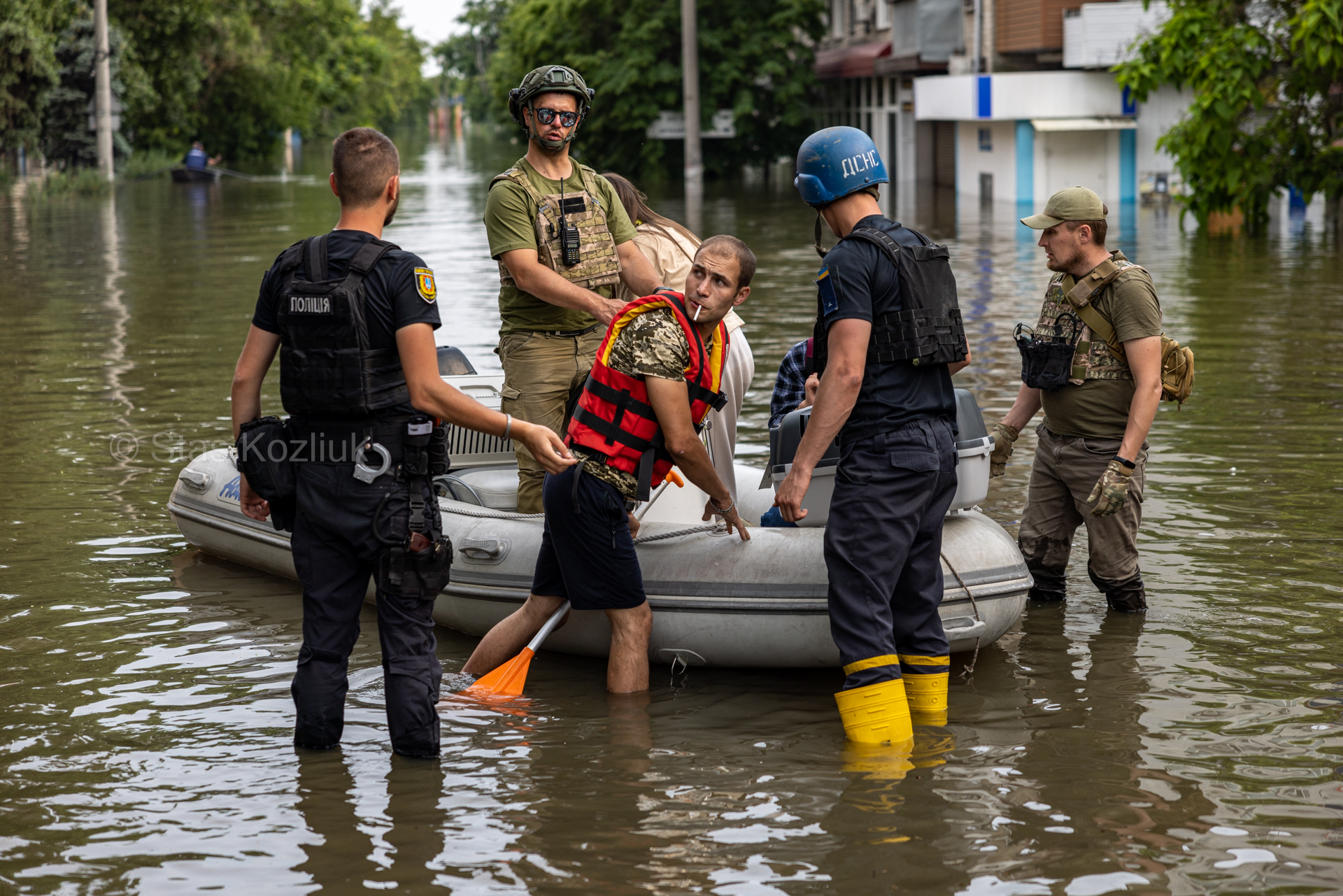 Окупанти кинули людей вмирати. Що відбувається у затоплених містах після підриву Каховської ГЕС (фото)