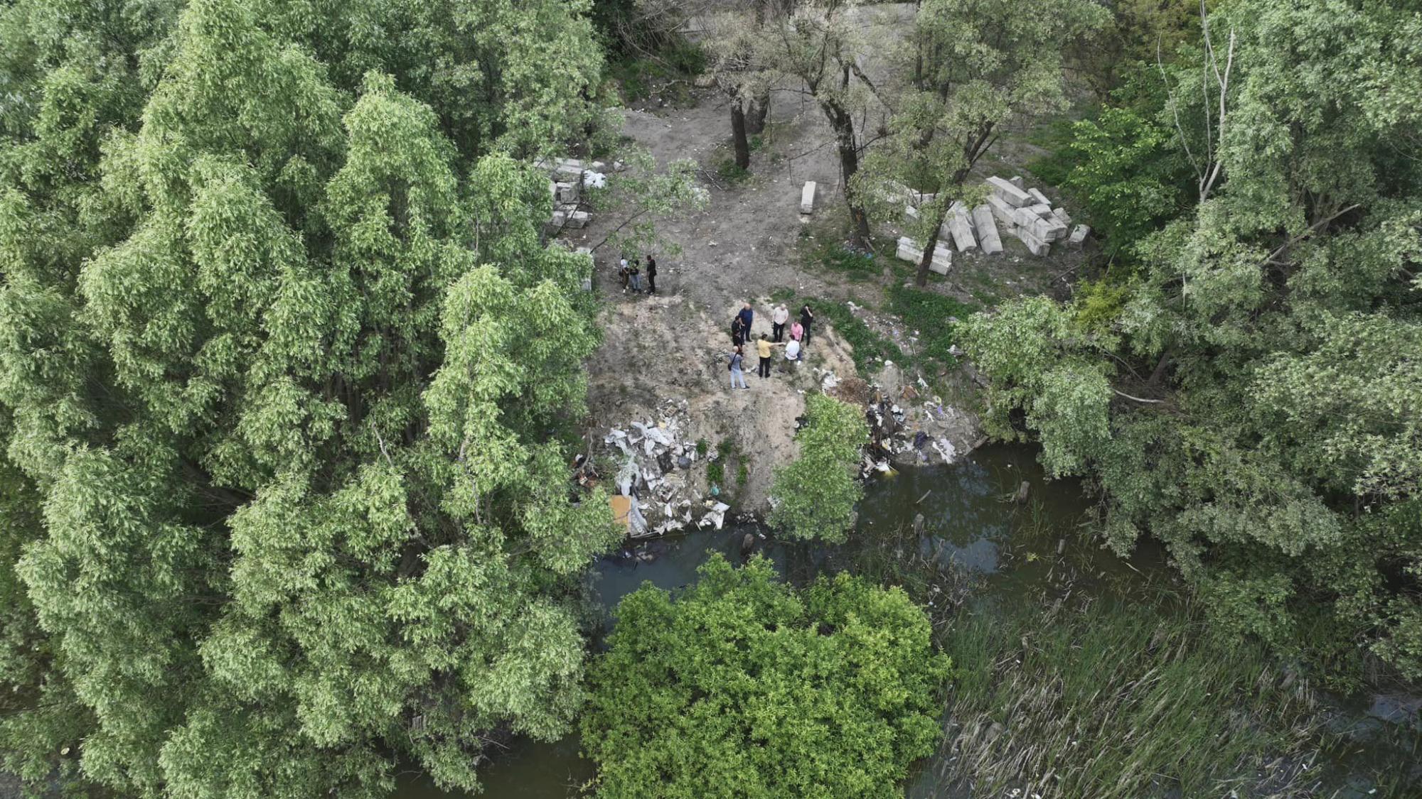 Дивіться, як виглядає одне з найбрудніших озер Києва: пляшки, сморід і будсміття