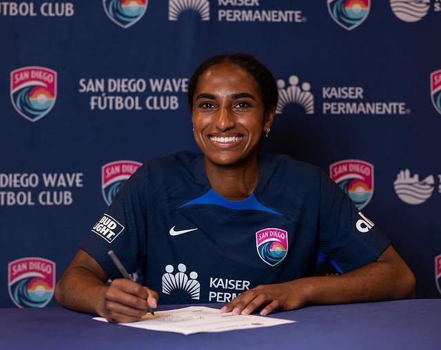 Як виглядає та що публікує у соцмережах Наомі Гірма, яка стала найдорожчою футболісткою в історії