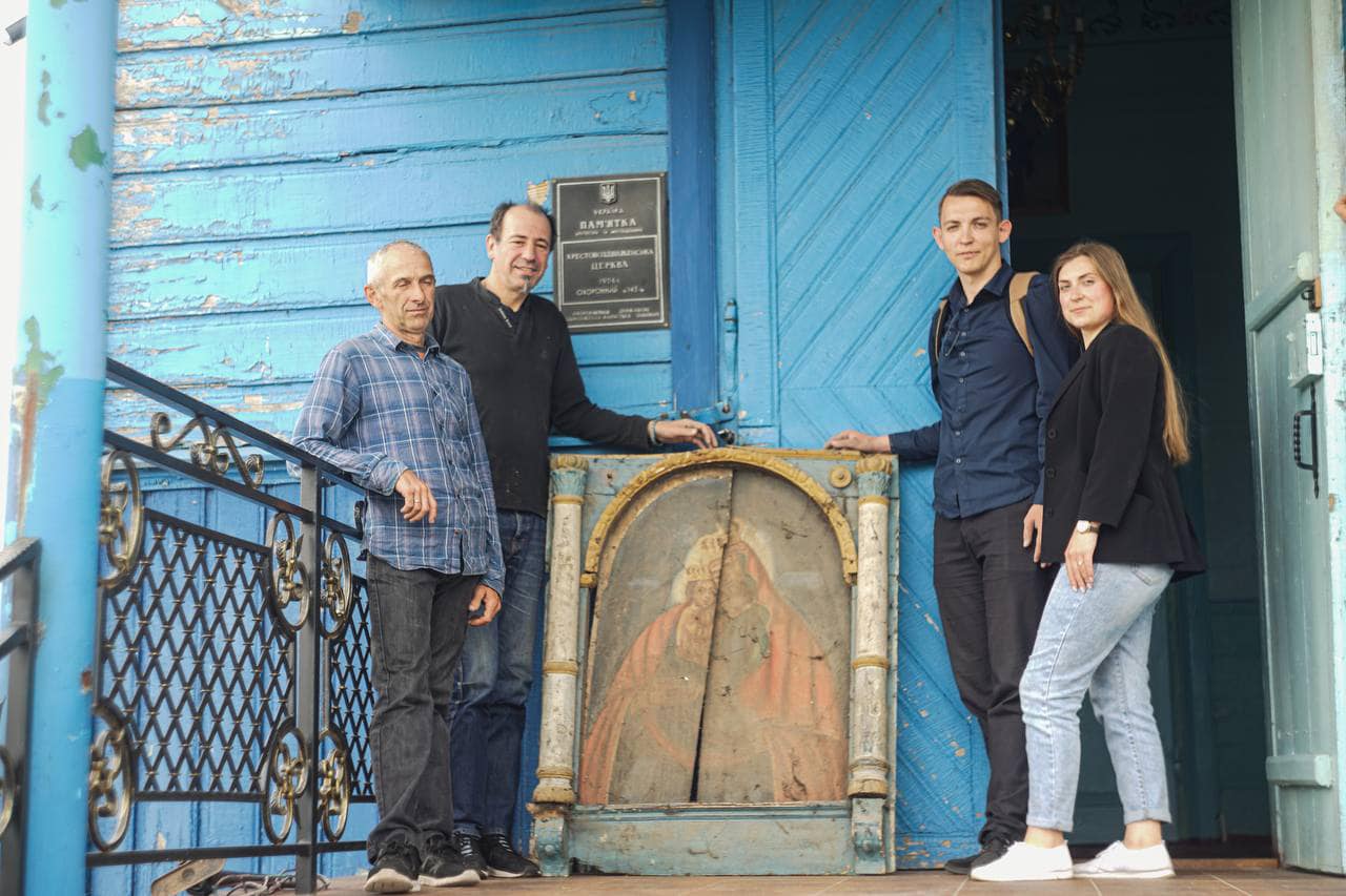 На горищі старого волинського храму знайшли унікальну 300-річну ікону Почаївської Божої Матері (фото)