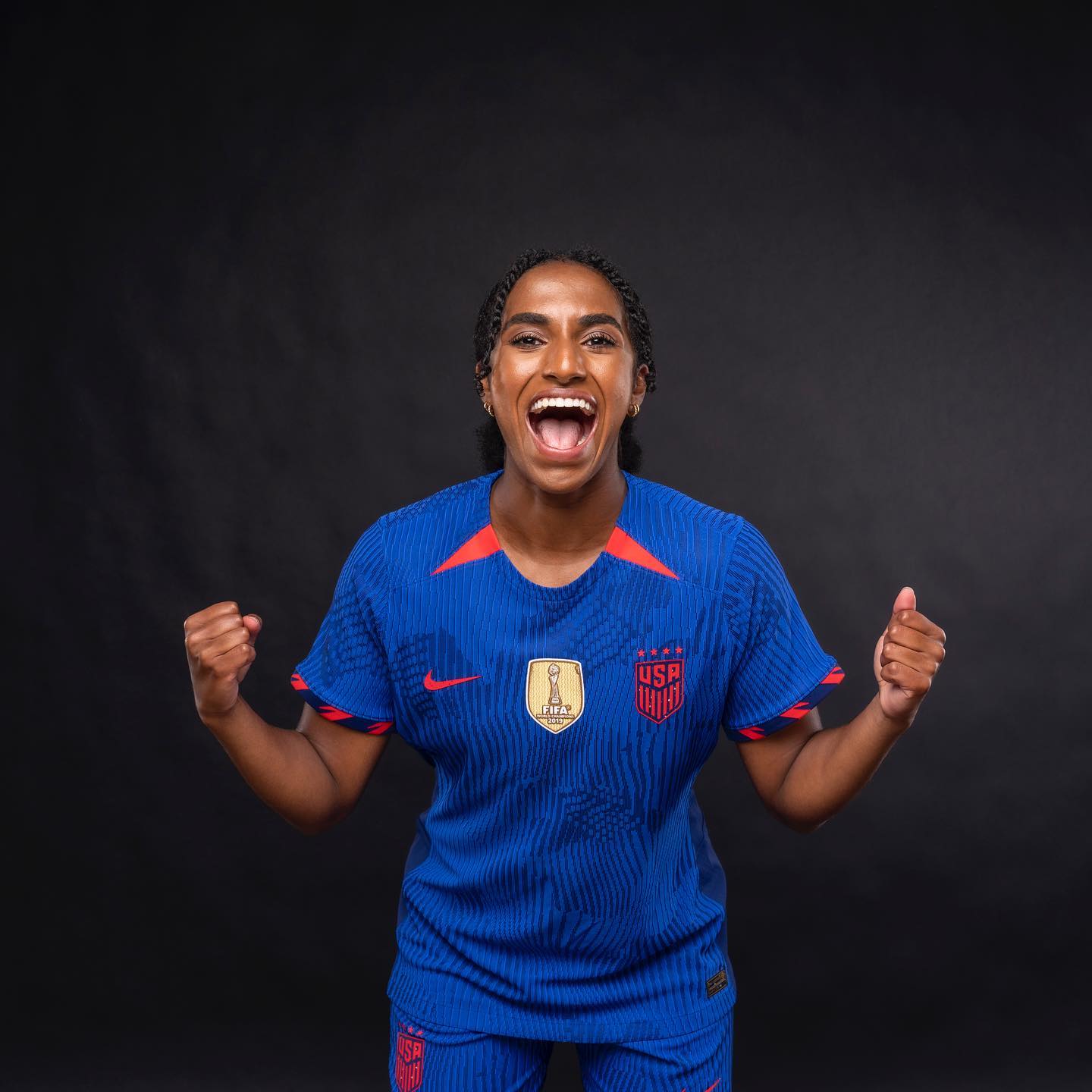 Як виглядає та що публікує у соцмережах Наомі Гірма, яка стала найдорожчою футболісткою в історії