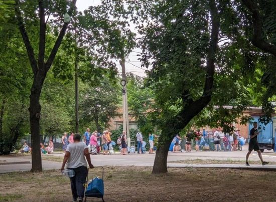 У Нікополі мешканці скаржаться на відсутність води, привозять натомість - коричневого кольору (фото)
