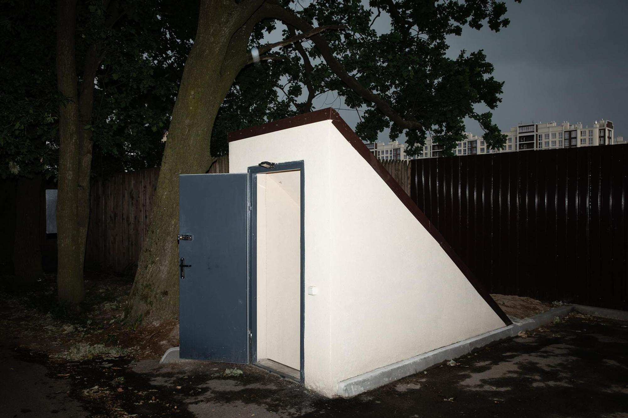 Під Києвом чоловік збудував власний бункер для дітей і вагітної дружини. Ось як він виглядає