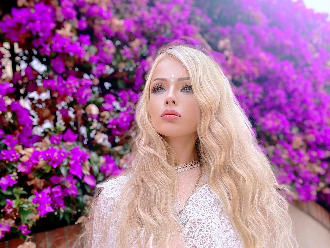 Погляньте на цих 4 жінок, які вбухали купу грошей, щоб виглядати "як Барбі"