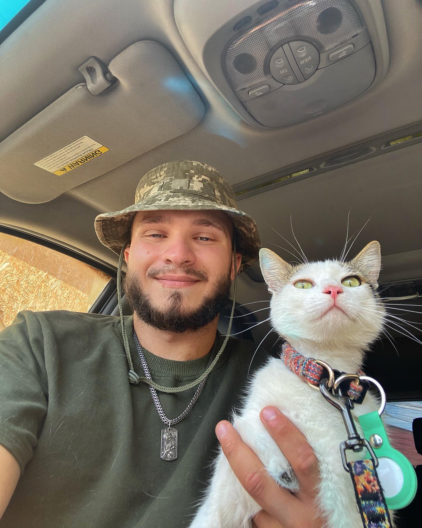 Шукали три тижні всі військові: бойовий кіт Шайба повернувся до власника (фото)