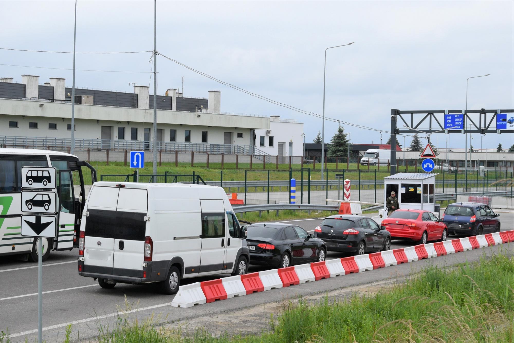 Без сплати мита. Як тимчасово ввезти авто в Україну: пояснення юриста