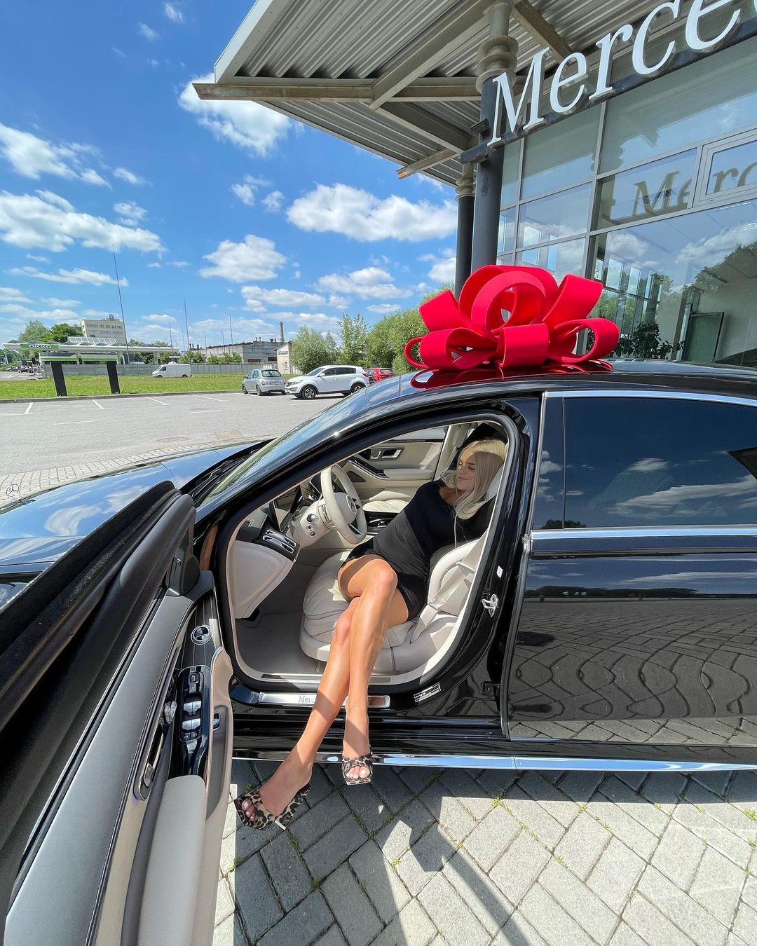 Українська блогерка Юля Верба купила собі "мерса" за 10 млн і жорстко оскандалилася