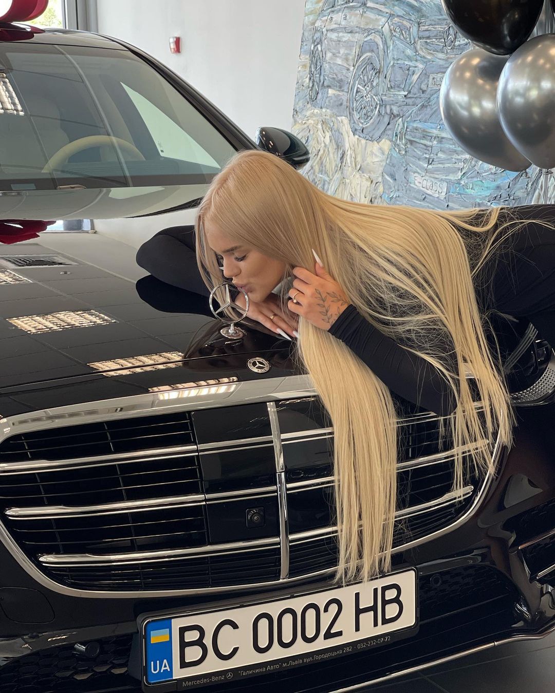 Українська блогерка Юля Верба купила собі "мерса" за 10 млн і жорстко оскандалилася