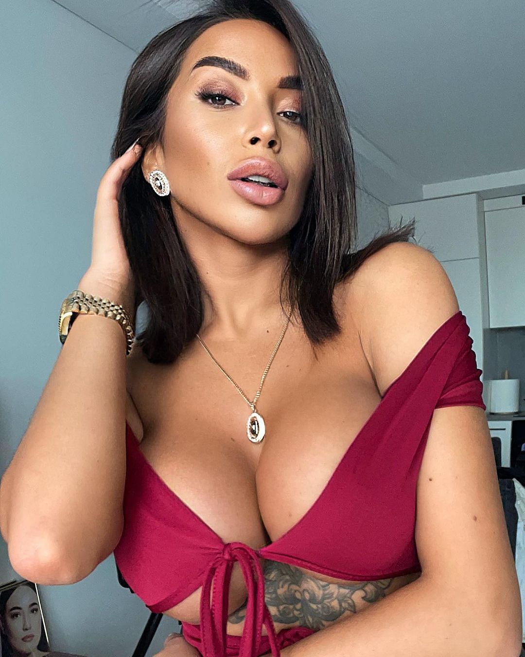 Українська співачка у Вільнюсі матюкає Зеленського й НАТО, які не дають їй спати (відео)