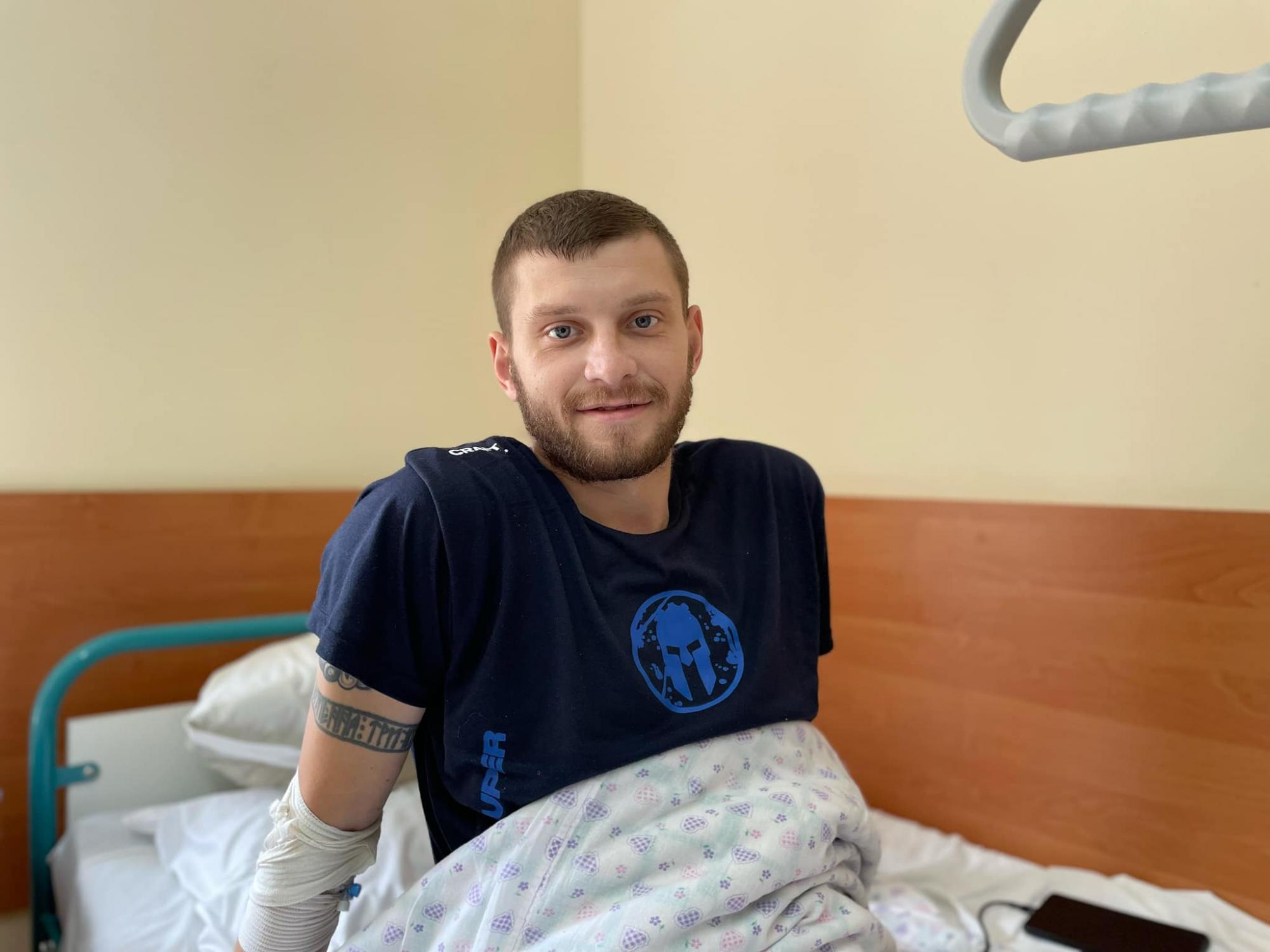 40 метрів повз по мінному полю. Медики зворушили історією пораненого під Бахмутом воїна (фото)