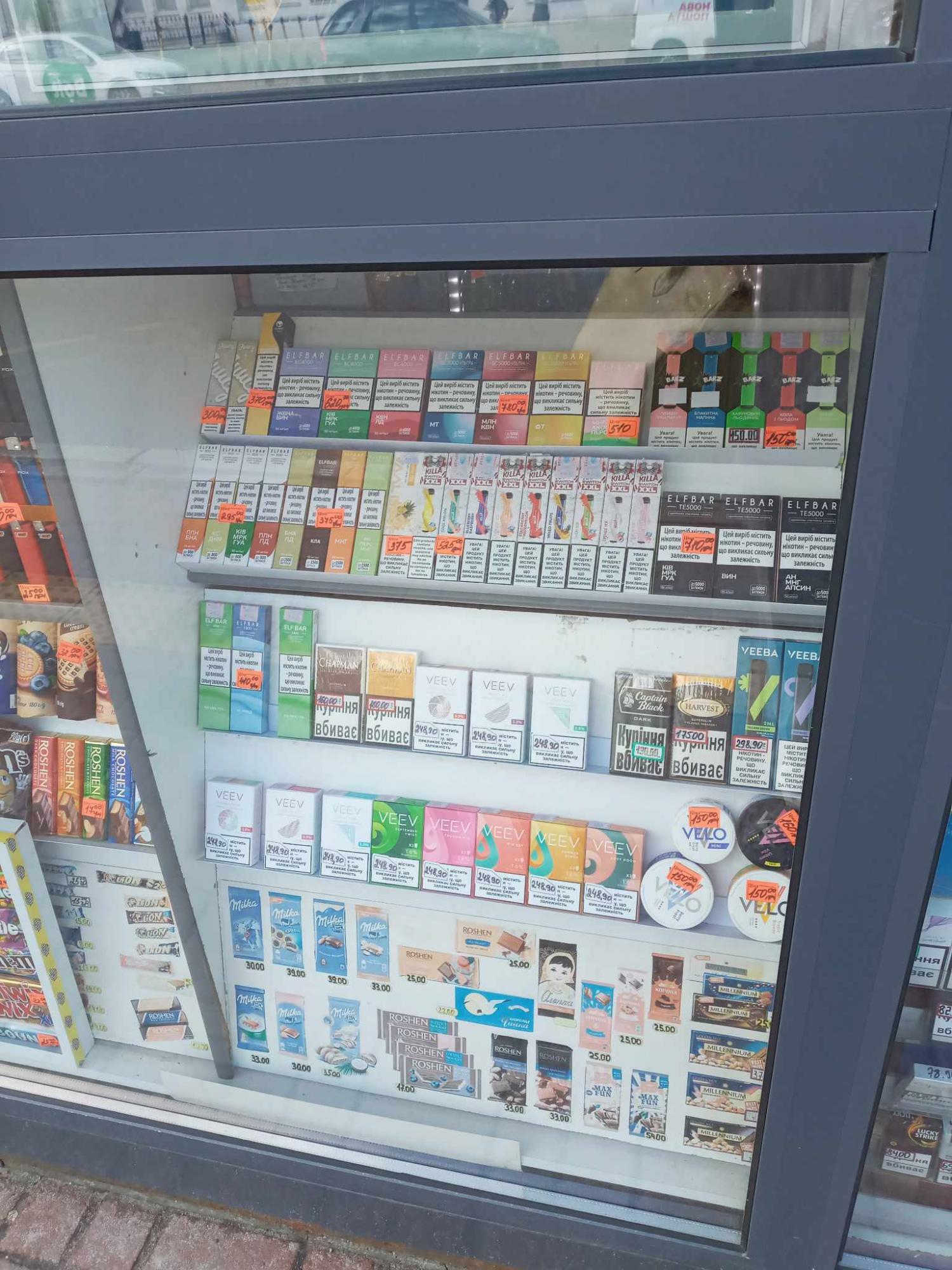 "Парилки" продають повним ходом. У Києві "забили" на заборону електронних цигарок (фото)