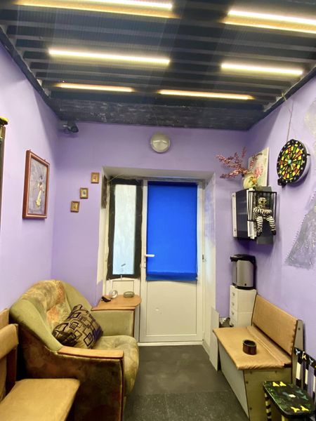 У Києві чоловік перетворив звичайне парадне на крутезне місце відпочинку (фото)