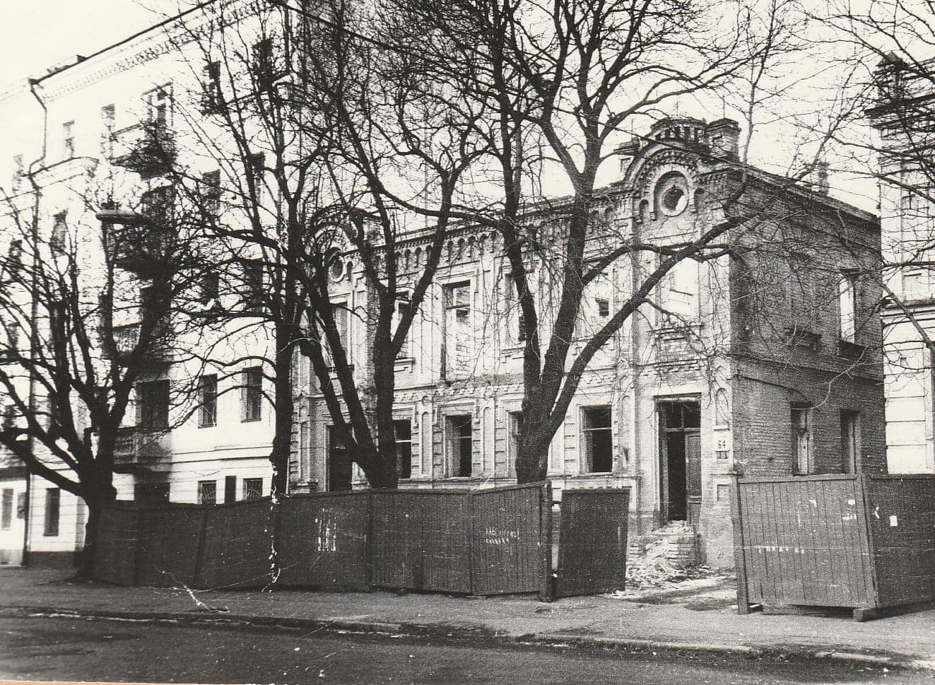 У центрі Києва незаконно руйнують садибу ХІХ століття: що відомо